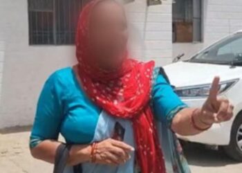 सुनवाई नहीं होने को लेकर डीसीपी कार्यालय के बाहर दो महिलाओं ने किया हंगामा