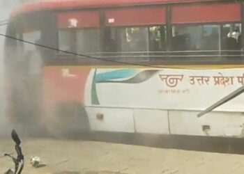 चलती बस से निकलने लगा धुंआ, यात्रियों में मची चीख पुकार
