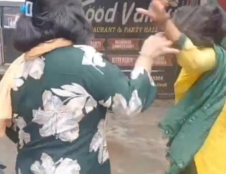 महिला ने अपने पति को कथित प्रेमिका के साथ पकड़ा, हुई हाथापाई
