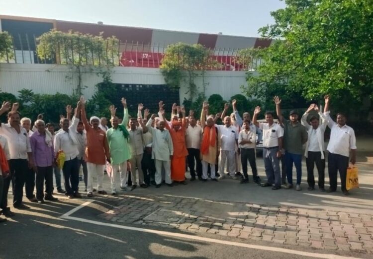जमीन वापस करो या वर्तमान बाजार दर के अनुसार मुआवजा दो बोले किसान