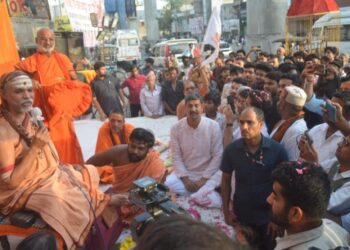 शंकराचार्य बोले- गोवध नहीं रोक सकने वाली सरकार को सत्ता में रहने का अधिकार नहीं
