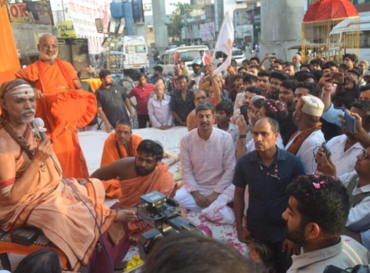 शंकराचार्य बोले- गोवध नहीं रोक सकने वाली सरकार को सत्ता में रहने का अधिकार नहीं