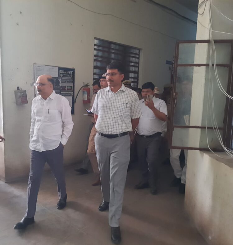 आगरा में 28 परीक्षा केंद्रों पर कड़ी सुरक्षा व्यवस्था के बीच हो रही पुलिस भर्ती परीक्षा