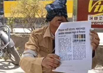 फायरमैन वर्दी पहन कॉकरोच के रूप में दीवानी पहुंचा, वीडियो वायरल