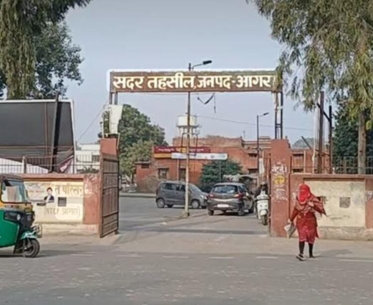 सदर तहसील में तैनात लेखपाल रिश्वतखोरी और कर्तव्यों के निर्वहन में लापरवाही पर निलंबित