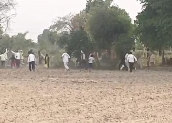 जमीन की पैमाइश करने पहुंची राजस्व टीम के सामने दो पक्षों में चले लाठी- डंडे