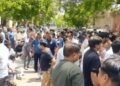 मारपीट के आरोपियों को छोड़ने का आरोप लगाते हुए व्यापारियों ने घेरी संजय प्लेस पुलिस चौकी, मुर्दाबाद के लगाए नारे