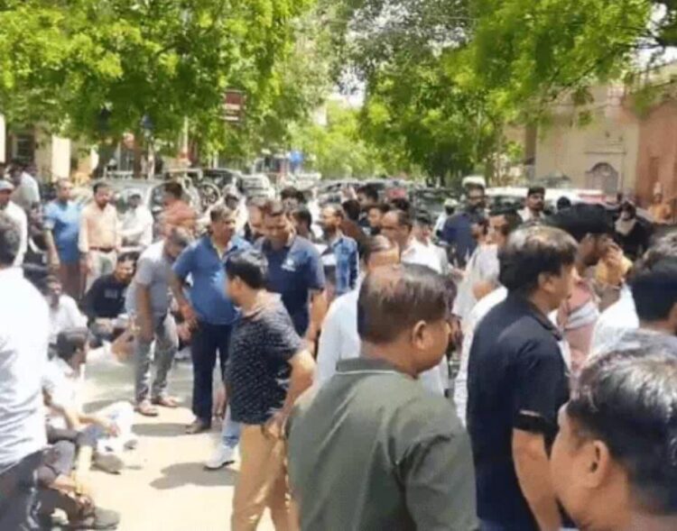 मारपीट के आरोपियों को छोड़ने का आरोप लगाते हुए व्यापारियों ने घेरी संजय प्लेस पुलिस चौकी, मुर्दाबाद के लगाए नारे