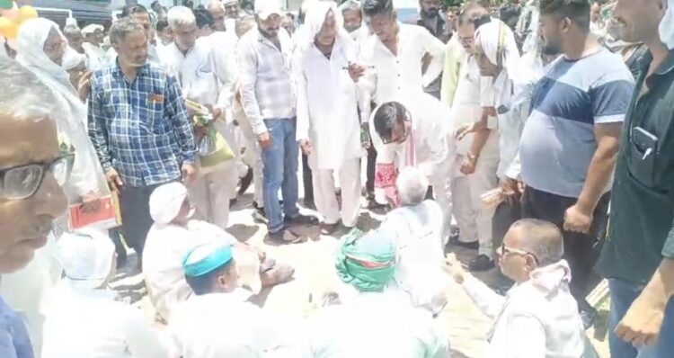 कृषि विज्ञान केंद्र में किसानों ने किया हंगामा, प्रभारी मंत्री की गाड़ी की आगे बैठे