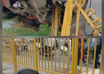 हाईवे पर सुबह चलती बस के पहिए निकले, डिवाइडर से टकराकर हाईवे पर पलटी