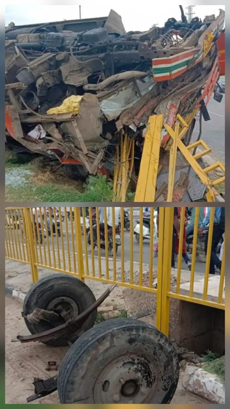 हाईवे पर सुबह चलती बस के पहिए निकले, डिवाइडर से टकराकर हाईवे पर पलटी