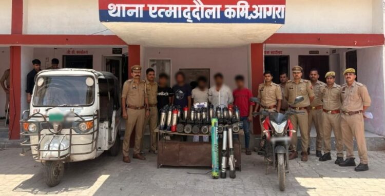 सबमर्सिबल बनाने वाली फैक्ट्री में चोरी करने वाले शातिर चोर एत्माउद्दौला पुलिस ने दबोचे