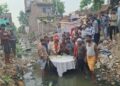 पार्षद ने अपना जन्मदिन नाले के अंदर खड़े होकर केक काटकर मनाया