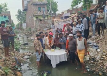 पार्षद ने अपना जन्मदिन नाले के अंदर खड़े होकर केक काटकर मनाया