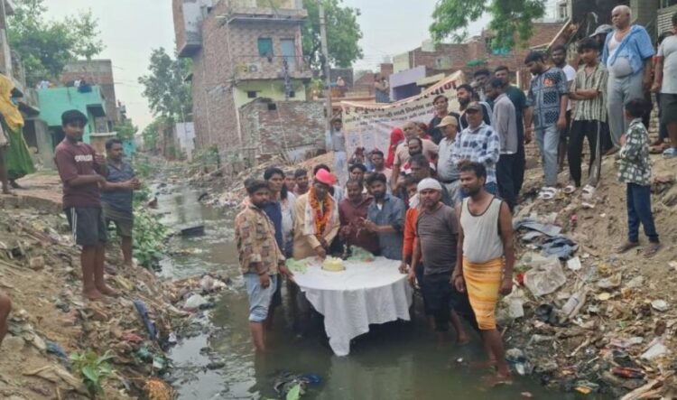 पार्षद ने अपना जन्मदिन नाले के अंदर खड़े होकर केक काटकर मनाया