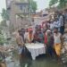 पार्षद ने अपना जन्मदिन नाले के अंदर खड़े होकर केक काटकर मनाया