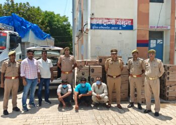 धान के भूसी के नीचे छिपी थी अवैध शराब पुलिस ने पकड़ी