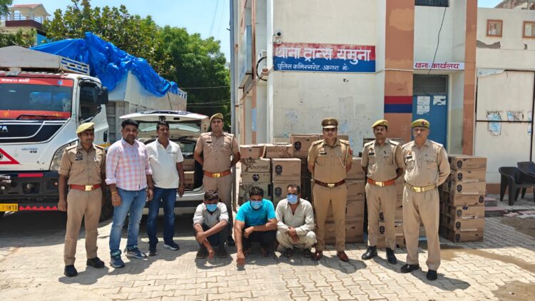 धान के भूसी के नीचे छिपी थी अवैध शराब पुलिस ने पकड़ी