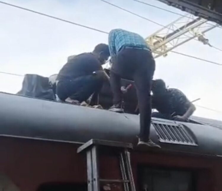 सचखंड एक्सप्रेस में 12 घंटे तक बंद रहा एसी, सिख श्रद्धालुओं का हंगामा