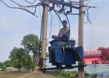 शराब के नशे में ट्रांसफार्मर पर चढ़ा युवक, बिजली कटवाकर पुलिस ने बचाई जान