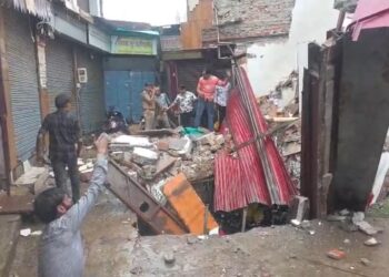 सुभाष बाजार में बारिश के दौरान दो मंजिला दुकान गिरी, पांच लोग दबे, चार को रेस्क्यू कर निकाला गया