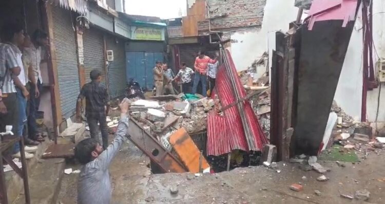 सुभाष बाजार में बारिश के दौरान दो मंजिला दुकान गिरी, पांच लोग दबे, चार को रेस्क्यू कर निकाला गया