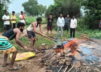 धिमश्री श्मशान घाट पर टिन शेड नहीं होने के चलते एक महिला का अंतिम संस्कार दो दिन में हुआ पूरा, बारिश ने रोक दी थी चिता की आग