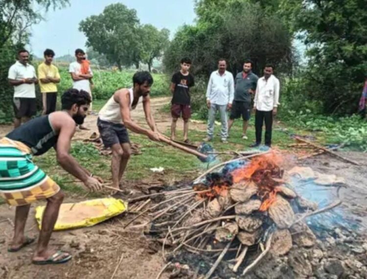 धिमश्री श्मशान घाट पर टिन शेड नहीं होने के चलते एक महिला का अंतिम संस्कार दो दिन में हुआ पूरा, बारिश ने रोक दी थी चिता की आग