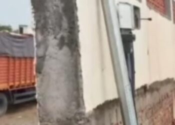 करोड़ों रुपए की लागत से बन रहे बुद्धा पार्क की दीवार बारिश से झुकी, भ्रष्टाचार की खुली पोल !