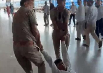 आगरा कैंट स्टेशन पर आरपीएफ ने डीएसएम को पीटा उसके बाद प्लेटफॉर्म पर घसीटा