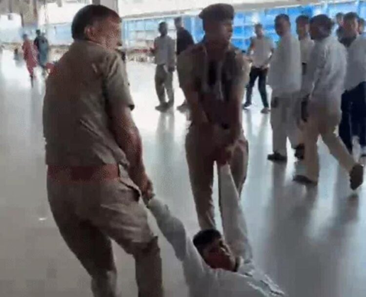 आगरा कैंट स्टेशन पर आरपीएफ ने डीएसएम को पीटा उसके बाद प्लेटफॉर्म पर घसीटा