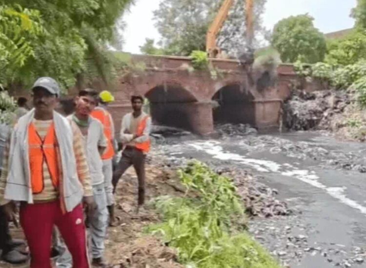 छह दिन बाद लापता महिला गंगा देवी का शव नाले में जमा कीचड़ से मिला