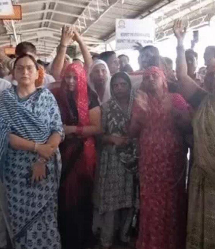 उप स्टेशन प्रबंधक के साथ RPF द्वारा की गई पिटाई के विरोध में कैंट स्टेशन पर 6 से 7 घंटे तक चला हंगामा