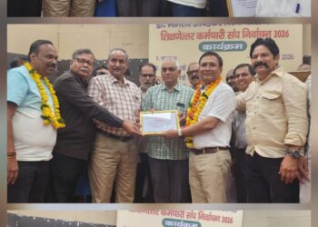 विवि कर्मचारी संघ चुनाव: अनिल श्रीवास्तव अध्यक्ष, सुमित चौधरी बने महामंत्री दोनों की जीत से खुशी का माहौल