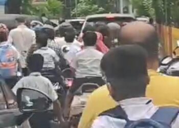 आगरा मे स्कूल वैन चालकों की हड़ताल से अभिभावक हुए परेशान