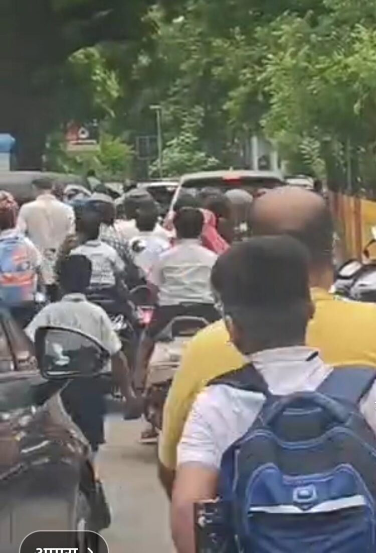 आगरा मे स्कूल वैन चालकों की हड़ताल से अभिभावक हुए परेशान