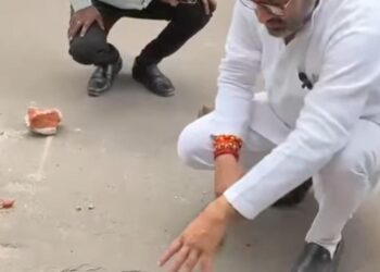 कमला नगर में यह सड़क है या पाताल लोक का रास्ता सपा नेता ने उठाया सवाल