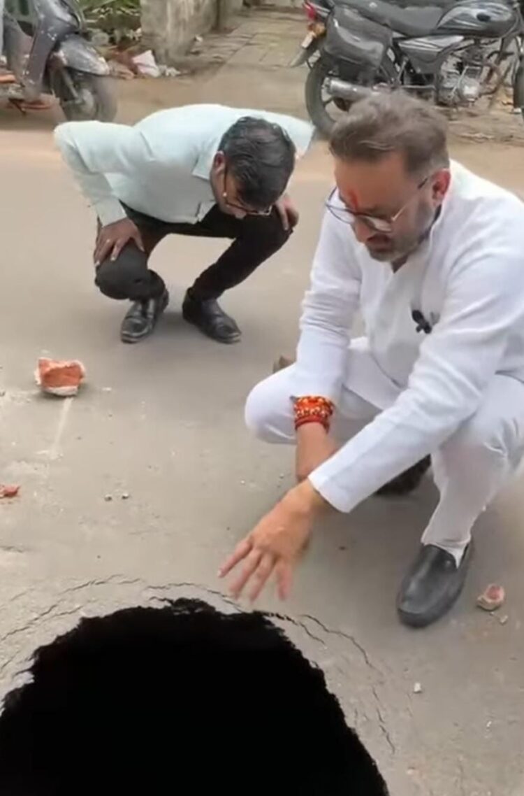 कमला नगर में यह सड़क है या पाताल लोक का रास्ता सपा नेता ने उठाया सवाल