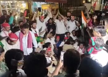 दिल्ली में सपा मुखिया अखिलेश यादव को हिरासत में लिए जाने पर आगरा में भड़के सपाई
