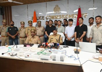 एत्मादपुर के जंगल में चल रही थी गन फैक्ट्री, पांच  हथियार तस्कर किए गए गिरफ्तार