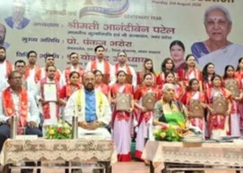 कुलाधिपति ने विश्वविद्यालय के दीक्षांत समारोह में शिक्षा के साथ संस्कार पर जोर दिया, जंतर मंतर आंदोलन छाया रहा भाषणों में
