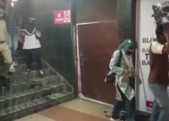 सदर के नंद प्लाजा में एलआईयू ने मारा छापा, कई युवक-युवतियां पकड़े गए
