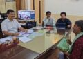 “साहब, पैमाइश हो गई”- ककोड़े लेकर DM के पास पहुंचा किसान, Dm बोले यह तो मेरा काम, मुस्कुराकर बोले पसंद आया आपका इनाम