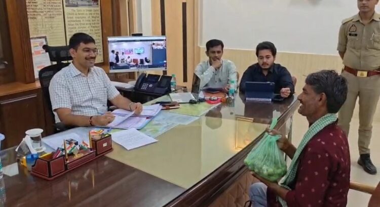 “साहब, पैमाइश हो गई”- ककोड़े लेकर DM के पास पहुंचा किसान, Dm बोले यह तो मेरा काम, मुस्कुराकर बोले पसंद आया आपका इनाम