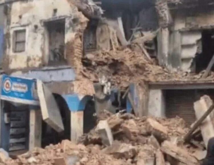 बारिश से बेलनगंज में वर्षों पुराना जर्जर दो मंजिला मकान भरभराकर ढह गया