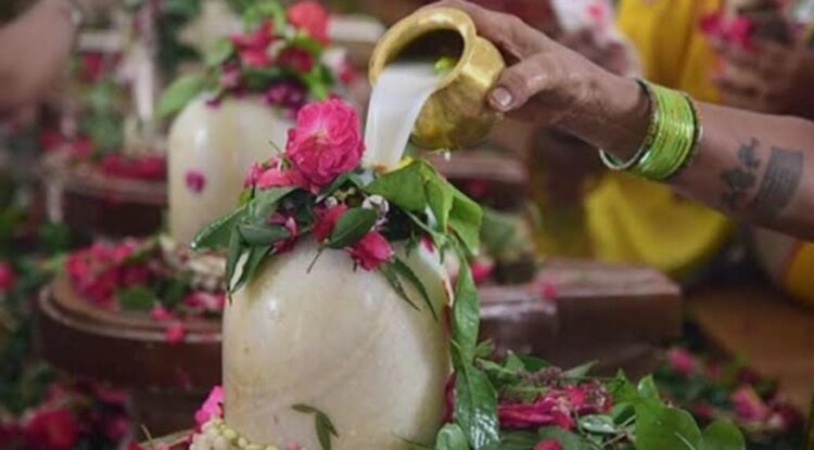 आगरा के शिवालय बम भोले, हर-हर महादेव और भोलेनाथ के जयकारों से गूंज रहे