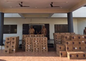 ट्रक में लकड़ी का गुप्त केबिन तैयार कर उसमें छिपा रखी थी शराब