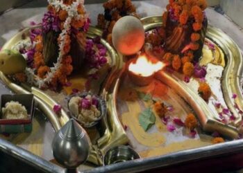 तीसरे सोमवार को शिवमय हुई ताजनगरी, कैलाश मंदिर में उमड़ा आस्था का सैलाब