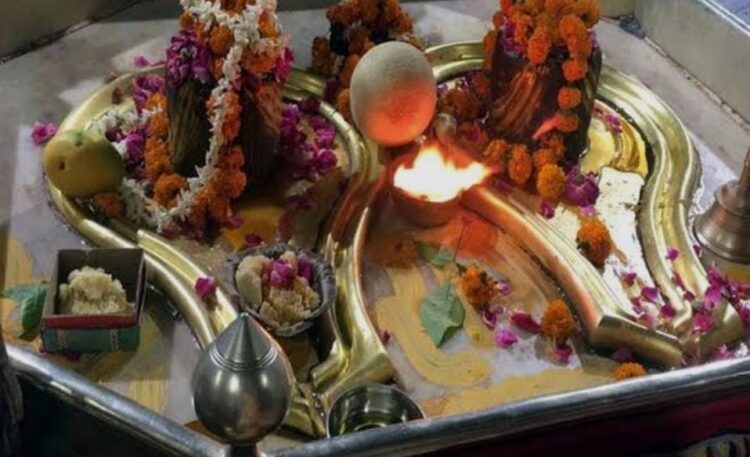 तीसरे सोमवार को शिवमय हुई ताजनगरी, कैलाश मंदिर में उमड़ा आस्था का सैलाब