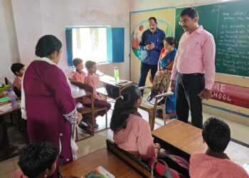 कस्तूरबा गांधी आवासीय बालिका विद्यालय में अचानक निरीक्षण पर पहुंच गए जिलाधिकारी